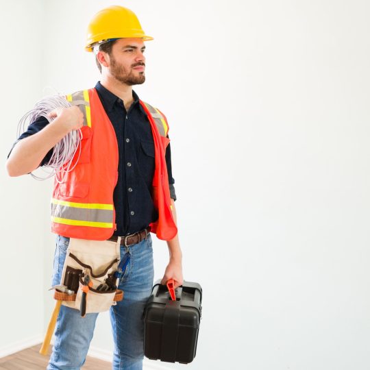 pronto-para-comecar-meu-trabalho-eletricista-atraente-orgulhoso-com-equipamento-de-protecao-segurando-uma-caixa-de-ferramentas-e-cabos-eletricos pronto-para-comecar-meu-trabalho-eletricista-atraente-orgulhoso-com-equipamento-de-protecao-segurando-uma-caixa-de-ferramentas-e-cabos-eletricos